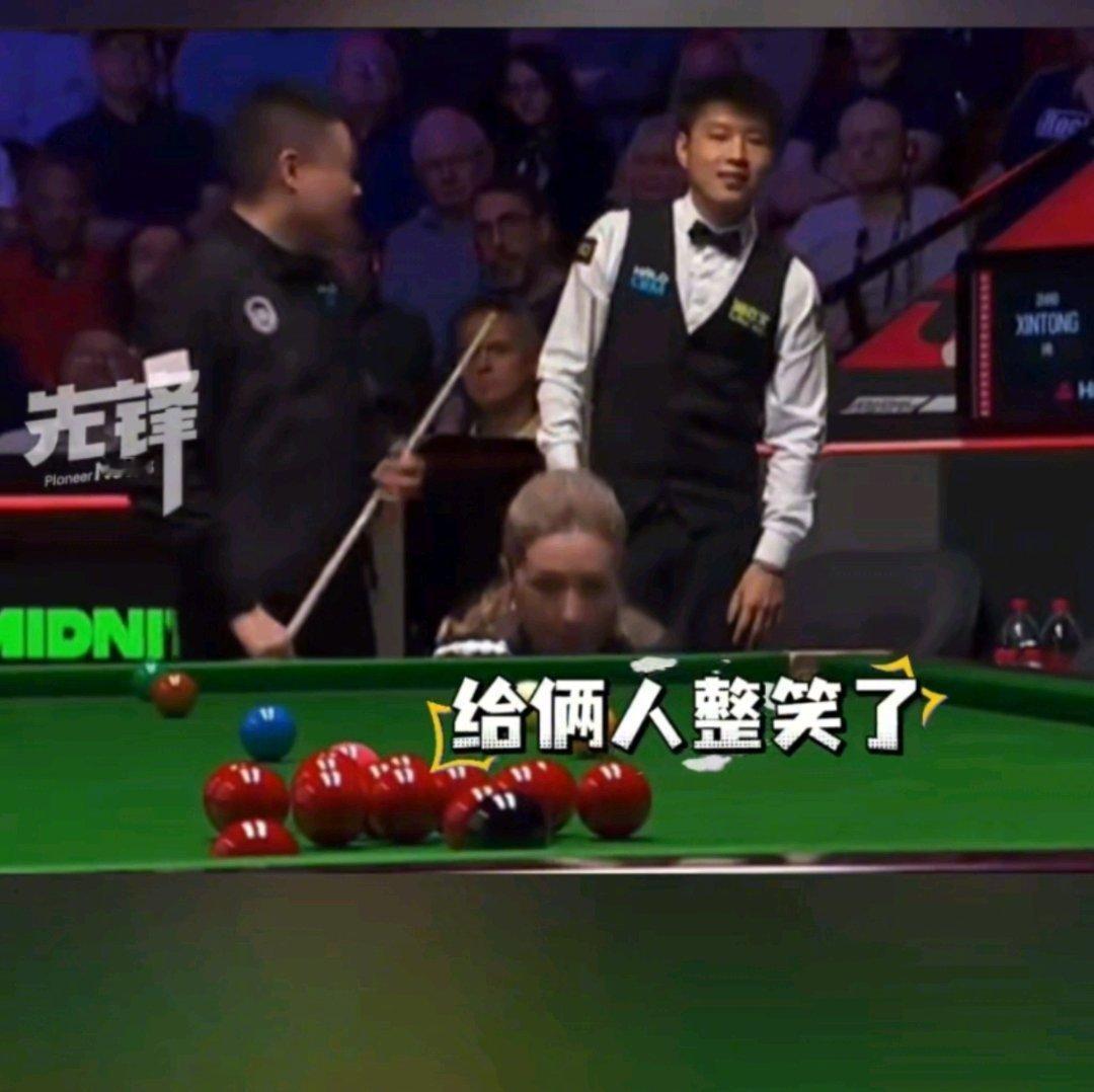 丁俊晖呲杆德比变兄弟笑紧张激烈的斯诺克德比赛场，丁俊晖意外呲杆化解紧绷氛围。二人