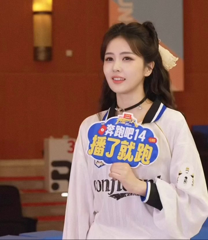 白鹿奔跑吧直播采访什么类型什么年代的戏都想尝试一次透露这两年会安排民国剧，期待白