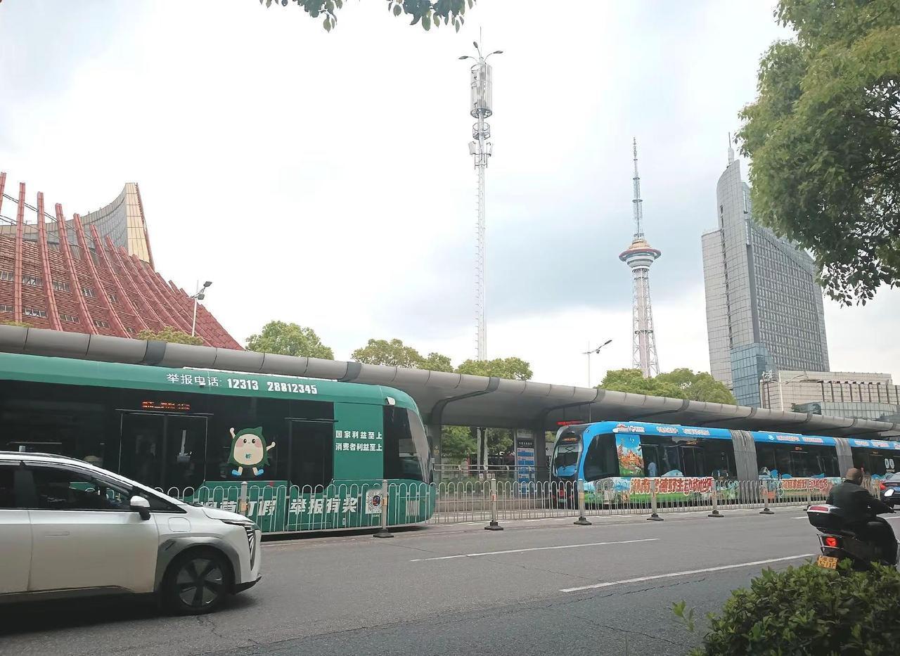 这里是湖南:今天是五一假期的第四天，当我们看到湖南株洲神农大剧院、神农广播电视塔