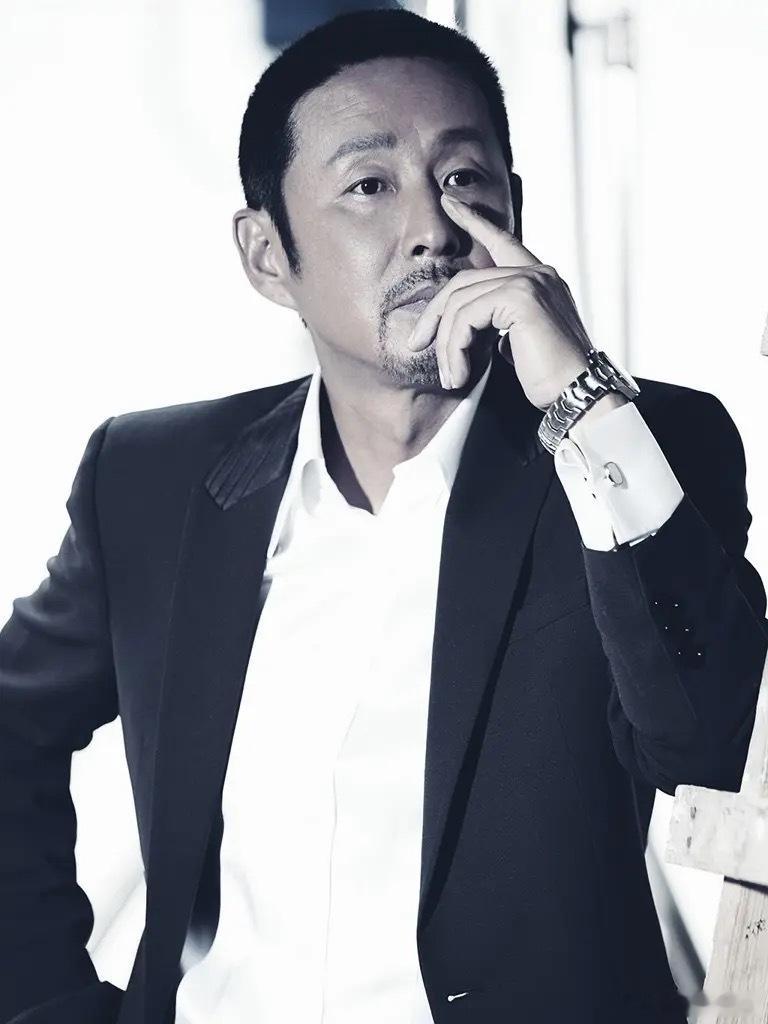 陈道明曾经这样叮嘱女儿：“宁可找个没读过多少书但实在的人，也别去碰那些一肚子坏水