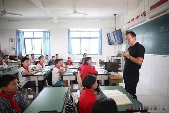 董宇辉和东方甄选这起风波太逗了[呲牙]

有人一言不发，实际通过别人的嘴说的最多