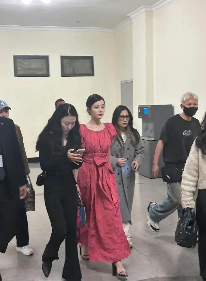 迪丽热巴生图惊艳，小头精致似芭比。女明星独特魅力尽显，仿若梦幻照进现实，令人赞叹