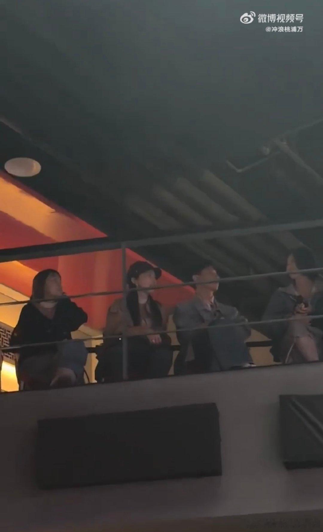 董璇张维伊一起看李嘉格巡演董璇张维伊去看了李嘉格巡演张维伊低调现身演唱会，安安静