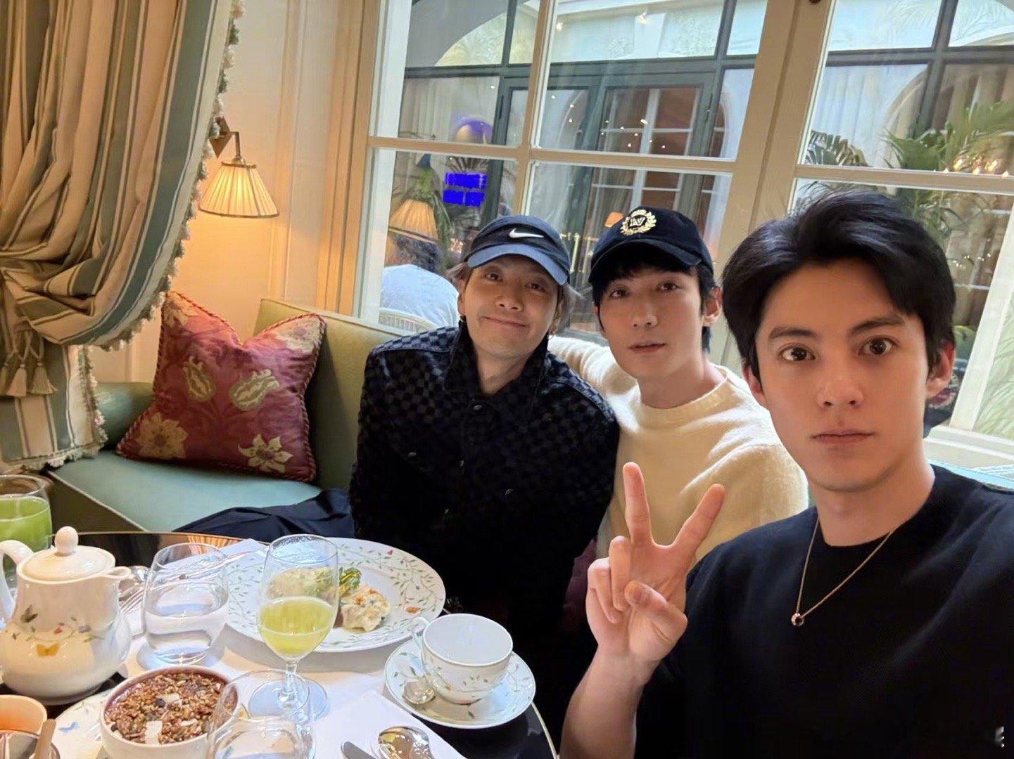 是只有王嘉尔没有睡醒吧  王嘉尔在早餐桌上没睡醒，却还是那么帅。与王鹤棣、朱一龙