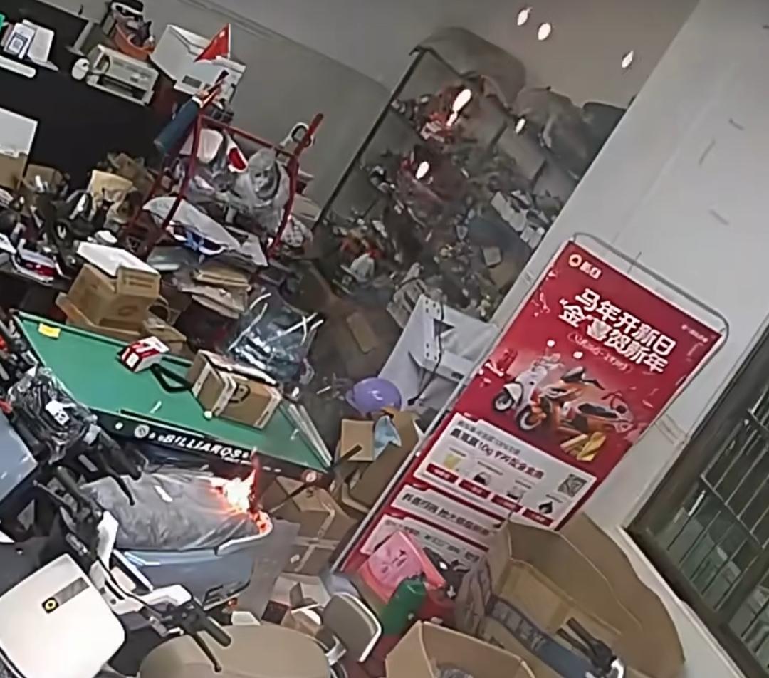 下班遇火情，交警挺身灭火守护群众财产。近日海南琼海，一名交警下班骑行途中，发现沿
