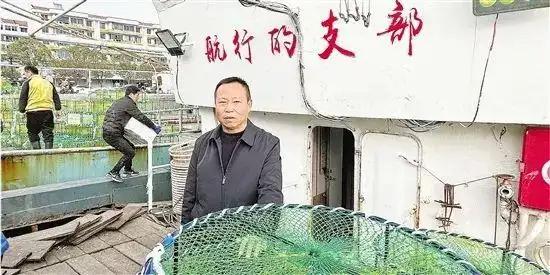 2024年，浙江船老大沈华忠出海时，突然接到求救信号，他当场砍断6300只蟹笼，