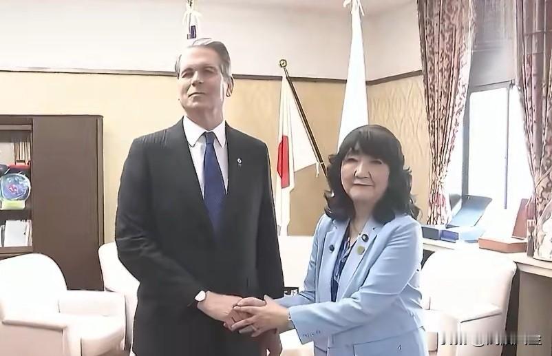 美国财长贝森特访问日本，会见日本财务大臣片山皋月‌。

片山皋月‌:“上次你来这