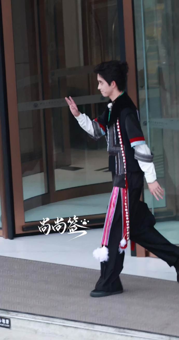 敖瑞鹏奔跑吧藏装路透 敖瑞鹏藏装 敖瑞鹏奔跑吧藏装路透，敖瑞鹏藏装真的是一个挺拔