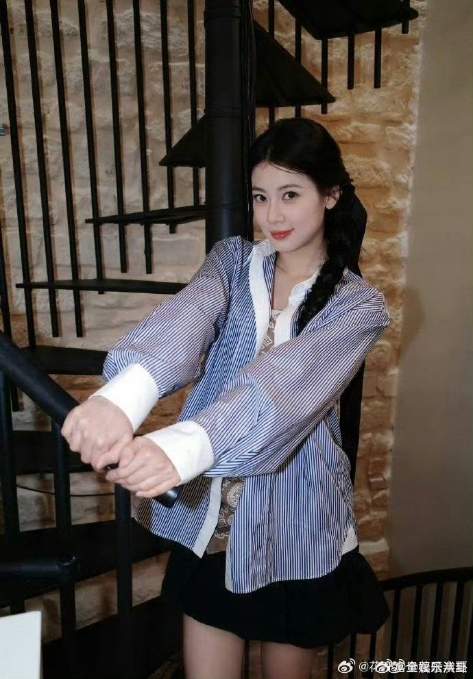 赵昭仪综艺录制像在拍现偶合伙人赵昭仪在综艺里的状态也太绝了，每一帧都像在拍现偶剧