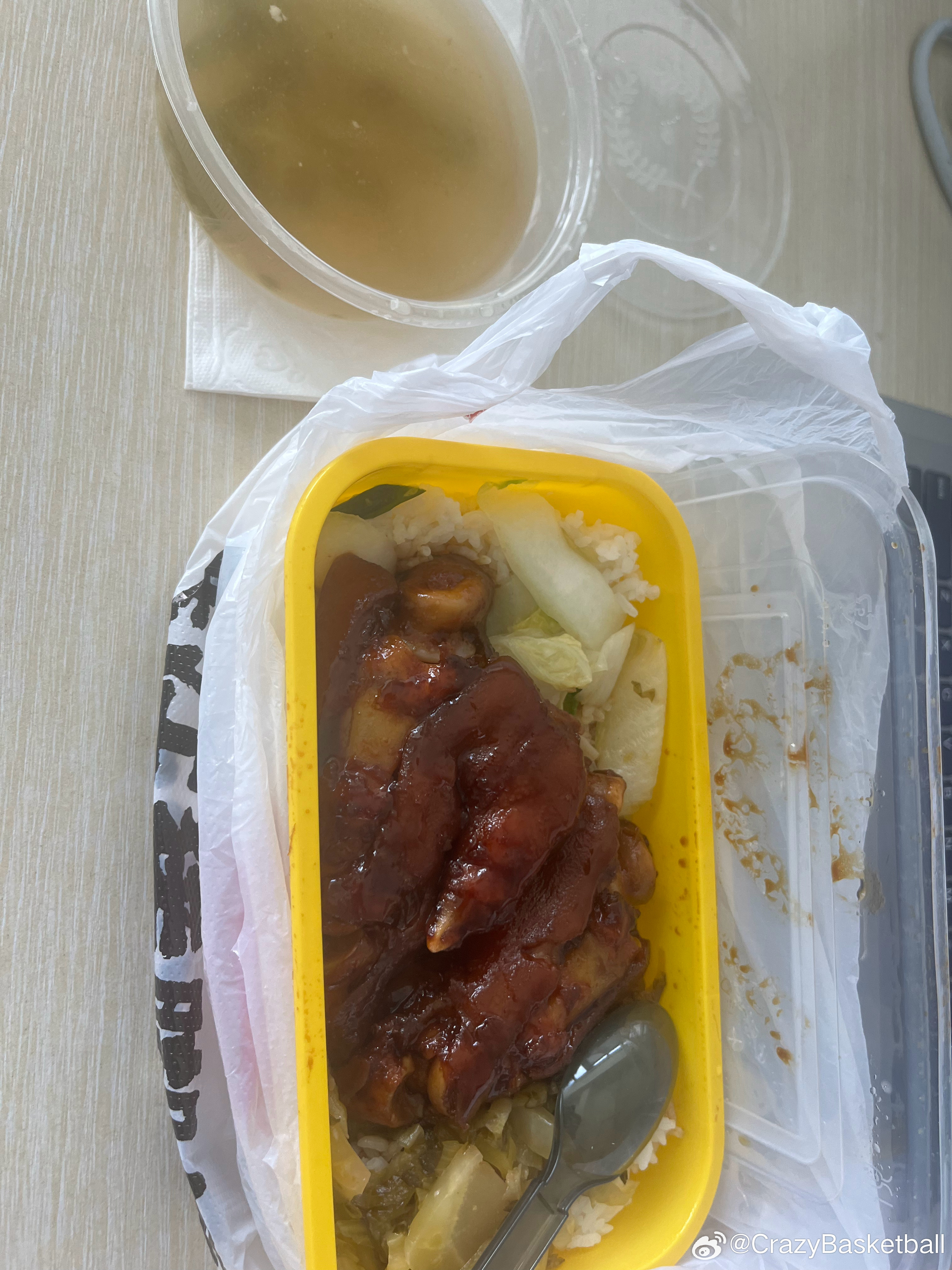 今天提高档次，吃一下猪蹄饭了