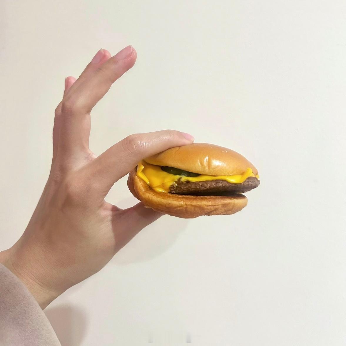 麦当劳汉堡缩小比例麦当劳限定：马卡龙🍔 