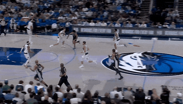 哈珀也行！马刺新三驾马车已经成型！
在今天NBA常规赛马刺对阵独行侠的第四节比赛