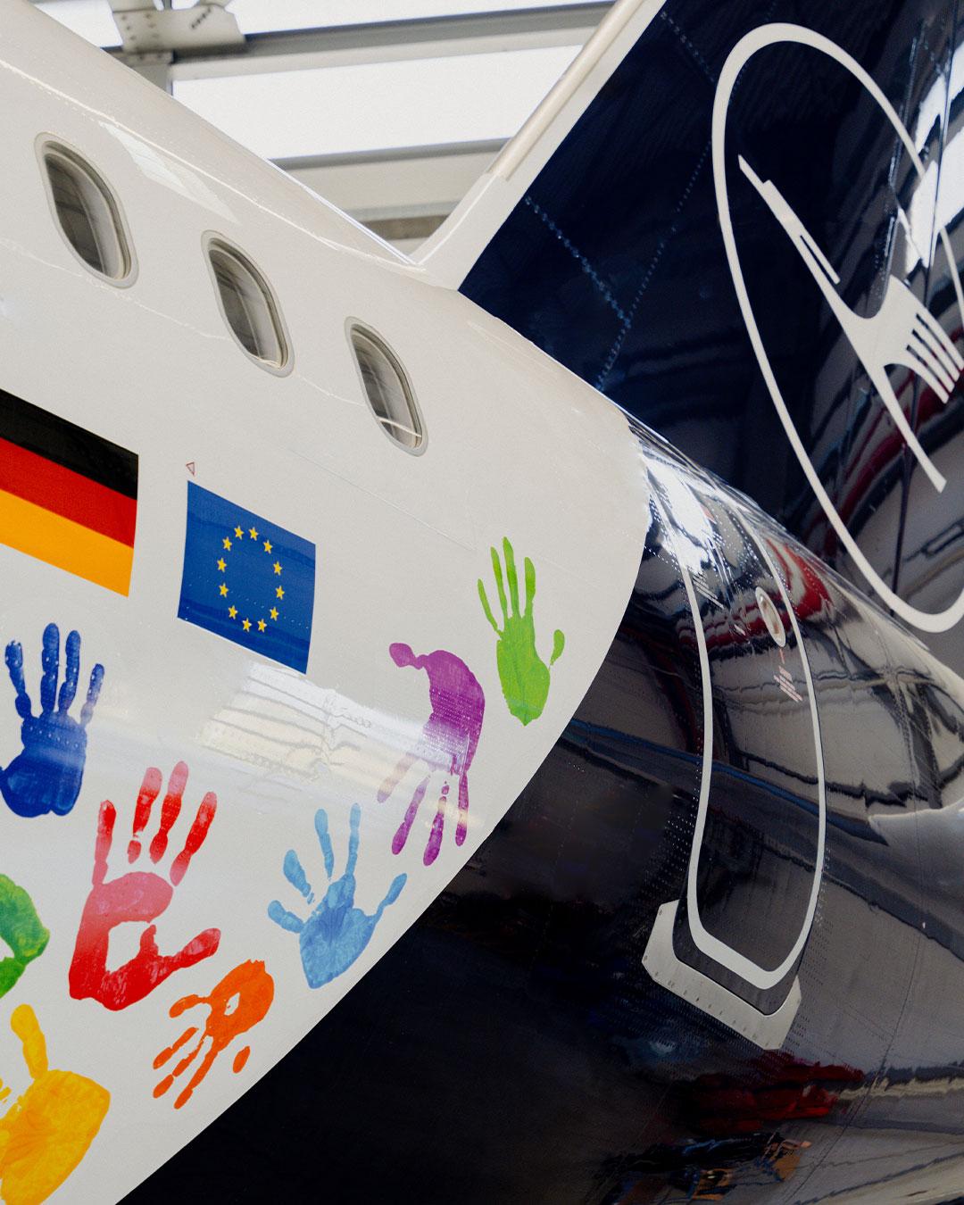 日前，汉莎航空推出“援助之手”涂装，以纪念“青少年援助联盟”成立25周年。