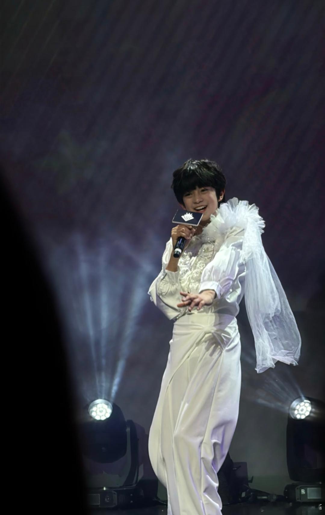 五代练习生胡阿米舞台反差感拉满！台下软萌混血少年，台上唱跳超有范儿，中阮弹唱更是