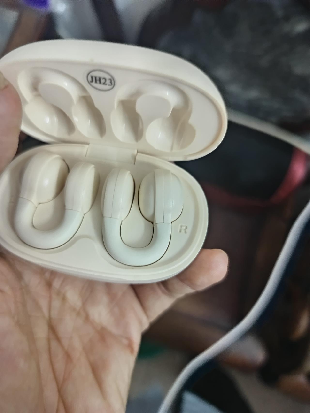 我终于知道了
为什么街上有这么多人挂着耳机不会掉下来
却依然有人不知道这是什么原