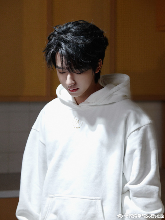 贺峻霖发了抖抖库存贺峻霖发库存照库存照来啦！贺峻霖分享了之前短视频拍摄的花絮，满