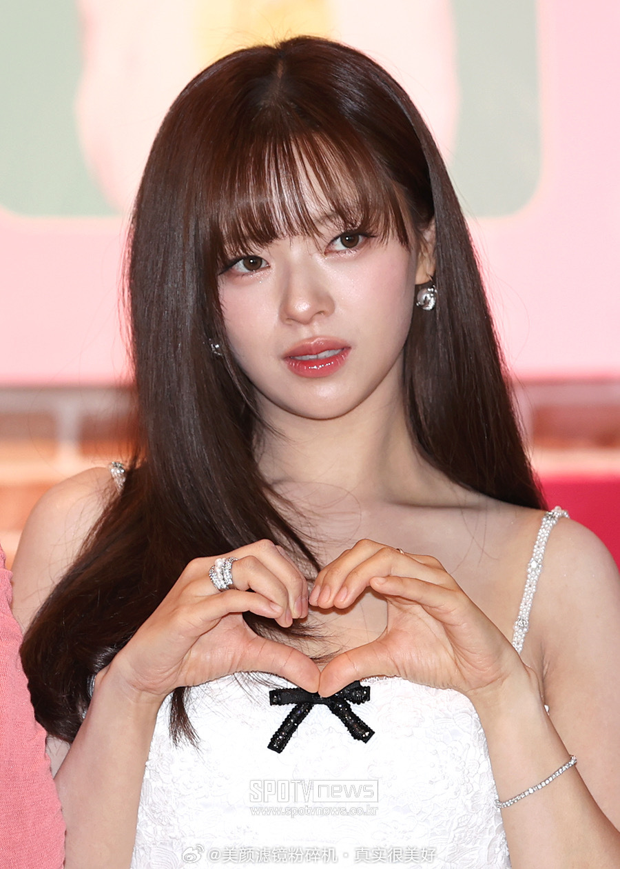 Twice林娜琏、俞定延、平井桃（Momo）、凑崎纱夏（Sana）、朴志效、名井