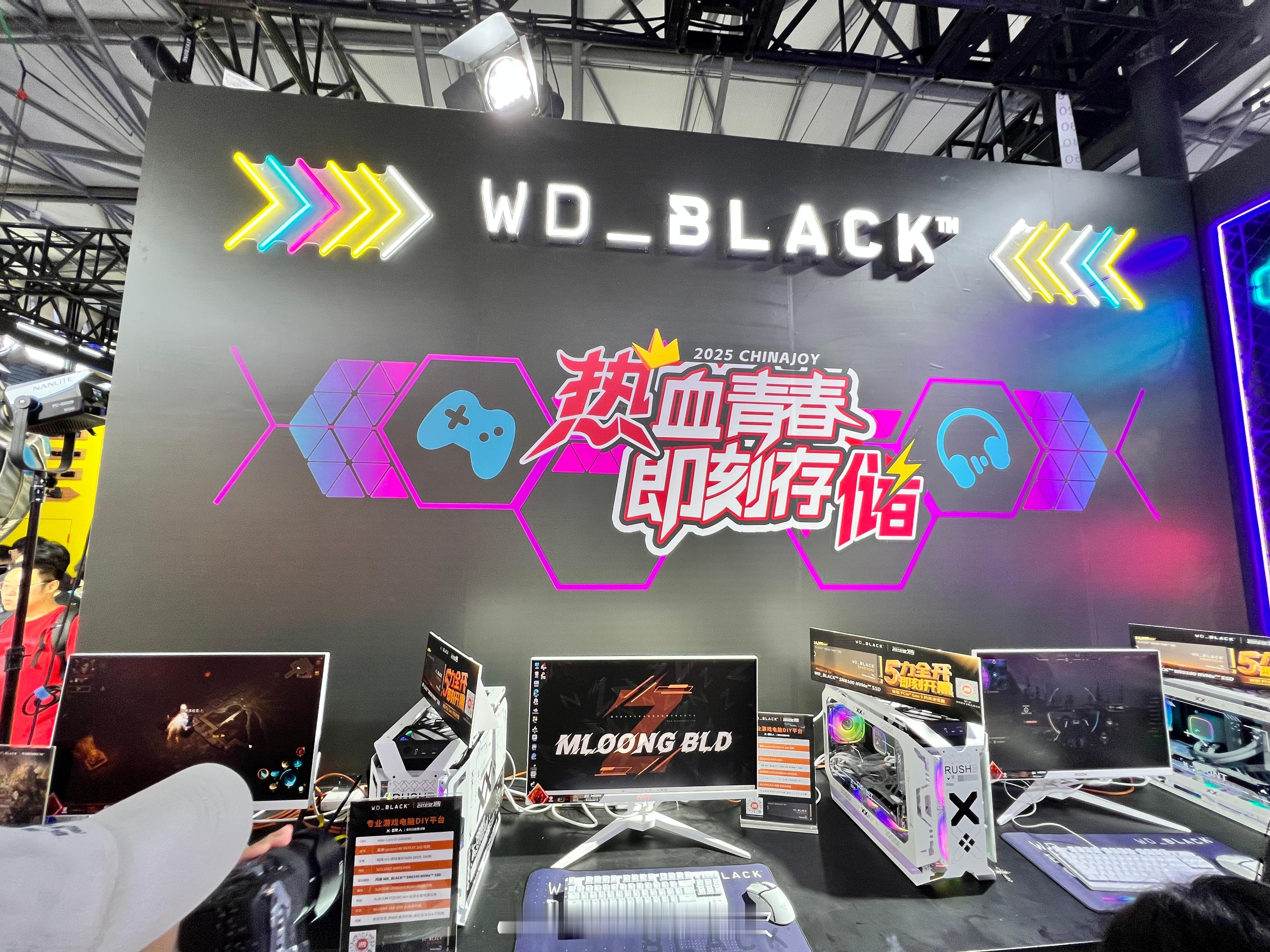2025ChinaJoy 现场，闪迪展台以「场景化体验」构建了存储科技的直观呈现