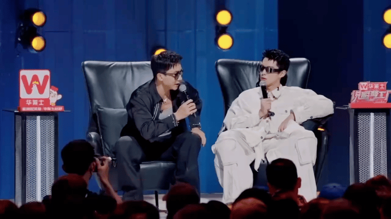 #刘畊宏用冷笑话硬控王鹤棣# 刘教练的冷笑话如潮水般涌来，王鹤棣手忙脚乱。棣棣终