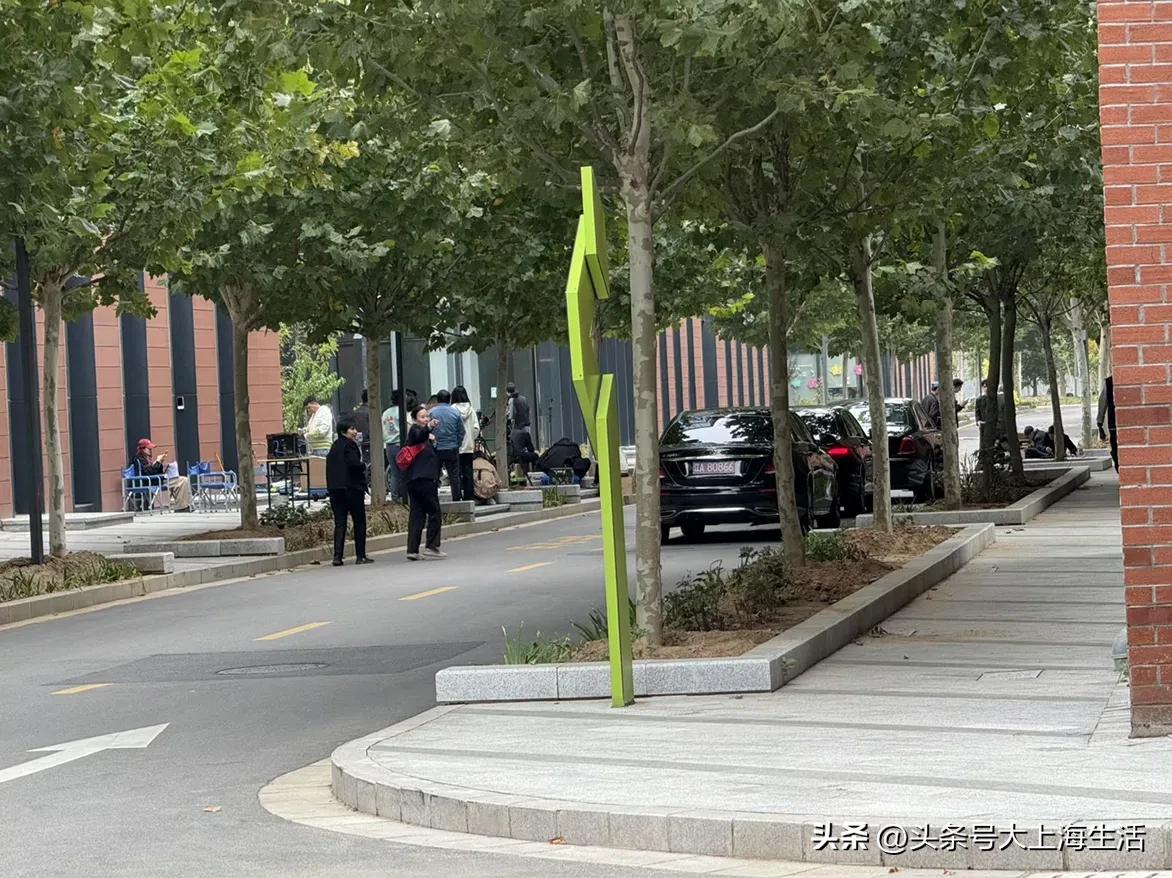 前两天在工作室楼下碰到个剧组在拍戏，看来是霸道总裁剧，三辆车，一辆劳斯劳斯，两辆
