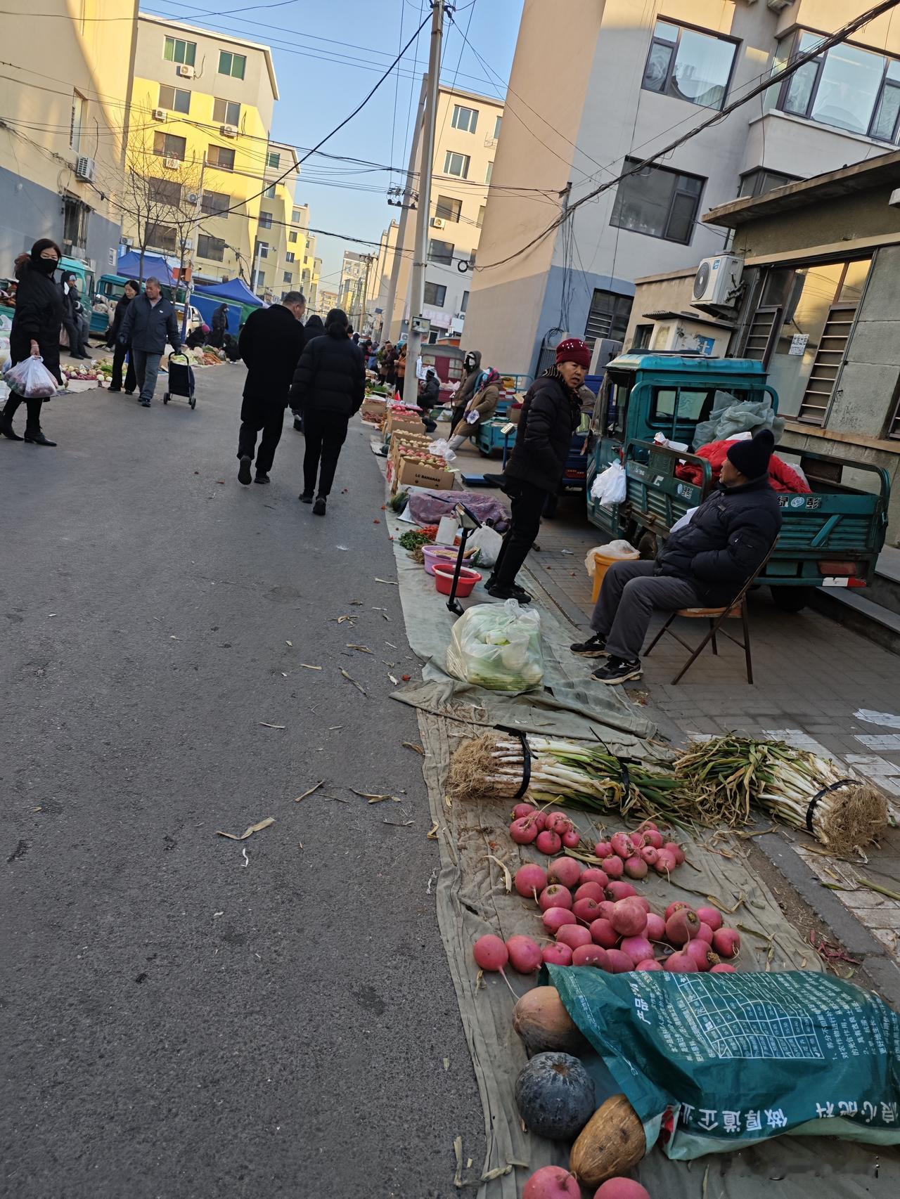 今天，早上起了个大早，去了趟大早市。
大早市旁有个胡同，是专门为周边农村村民卖农
