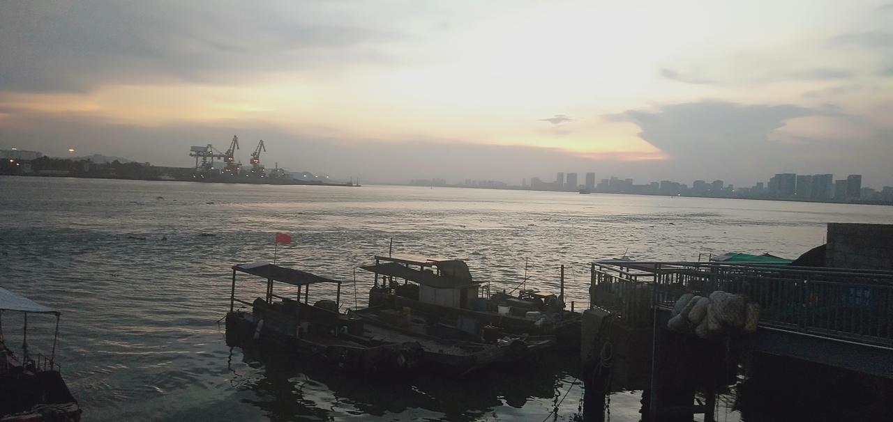 修路依然还是汕头发展的主题，至少工业何时回流？大概率是在三十年或五十年之后。[我