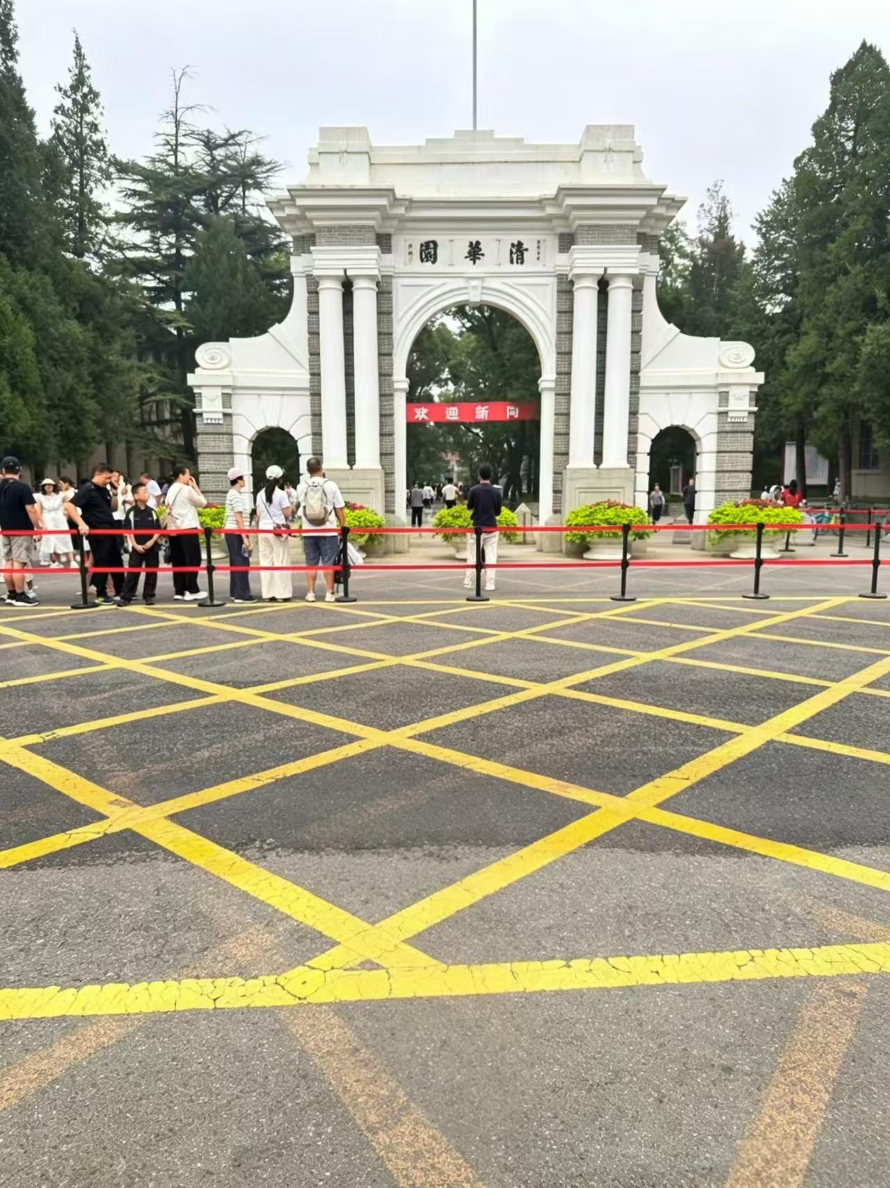 走进清华园，很多家长心里都会生出一
份感慨。二校门的石拱门游人如织，慕名而来的游