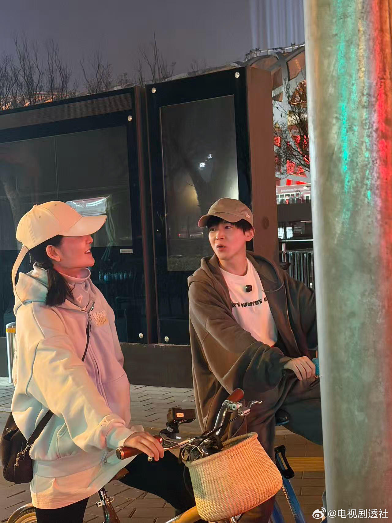 网友偶遇谢娜沈凌夜骑，娜姐扎俩小辫儿好可爱！北京偶遇谢娜沈凌夜骑网友偶遇谢娜沈凌