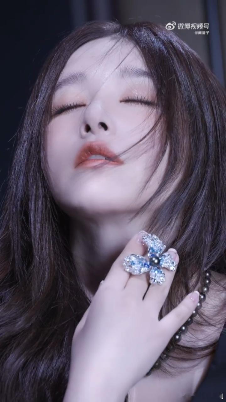  清冷美人天花板！阚清子的颜值和氛围感从来没让人失望过，每一帧都美到极致～ 