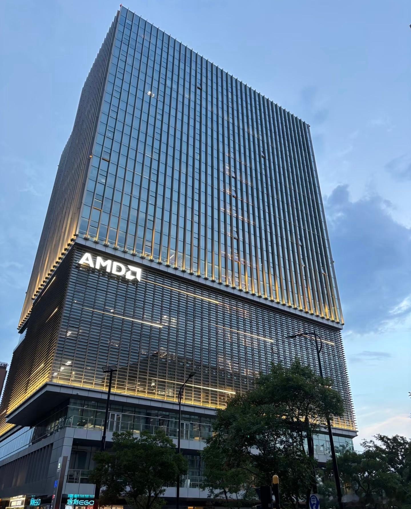 AMD营销嘲讽苹果最近被各种科技瓜砸得有点懵，前有iPhone Ultra跳票到