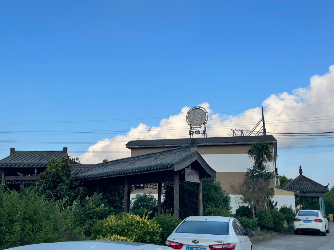 兑卦宜见水，忌见沙。见水主口才佳、财运旺、人气和顺，见沙则容易发生口舌是非、生育