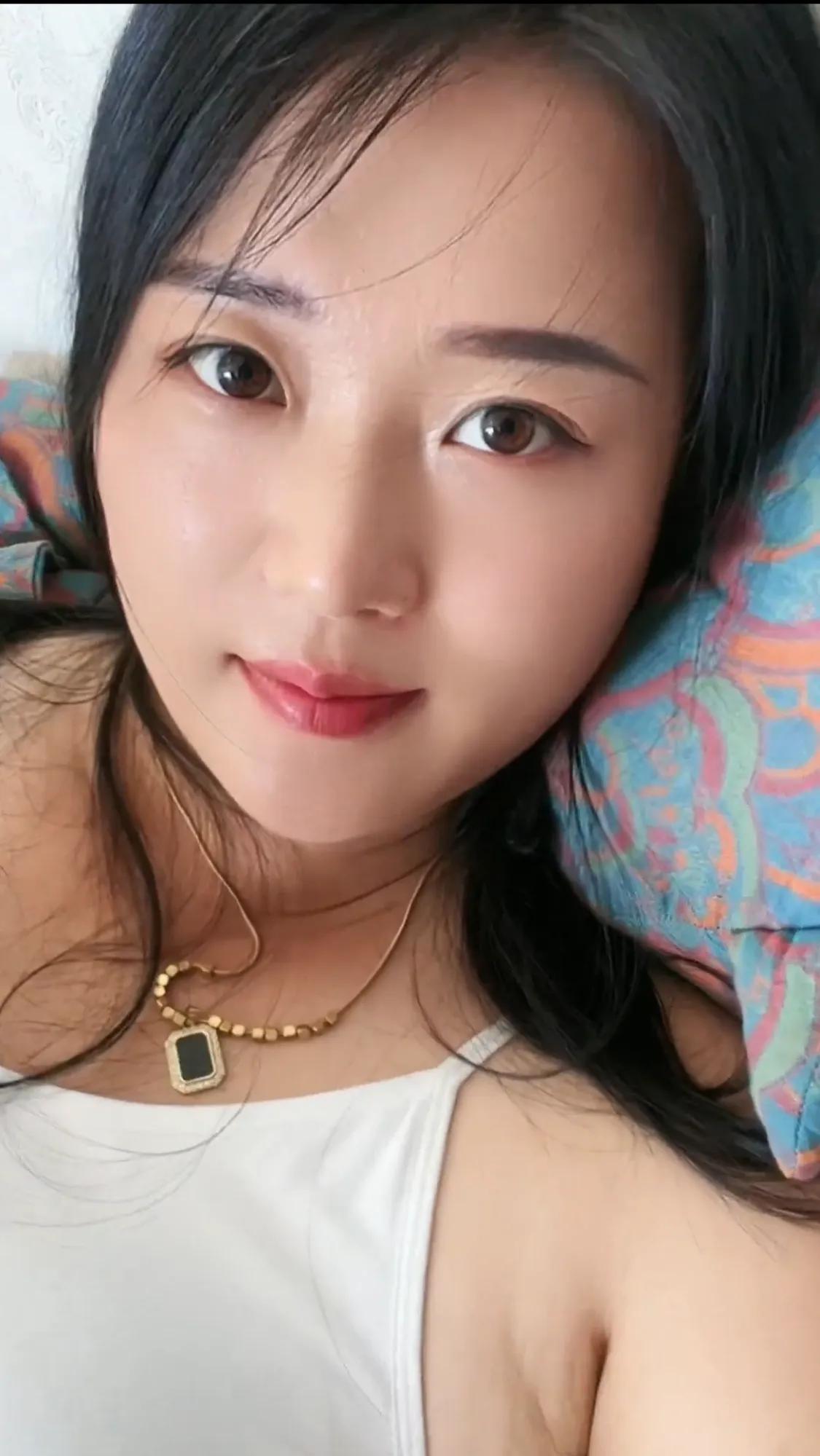 和谁过都一样，哪个家庭还不是一地鸡毛。所以遇到点事，别总把离婚离婚挂到嘴边，这话