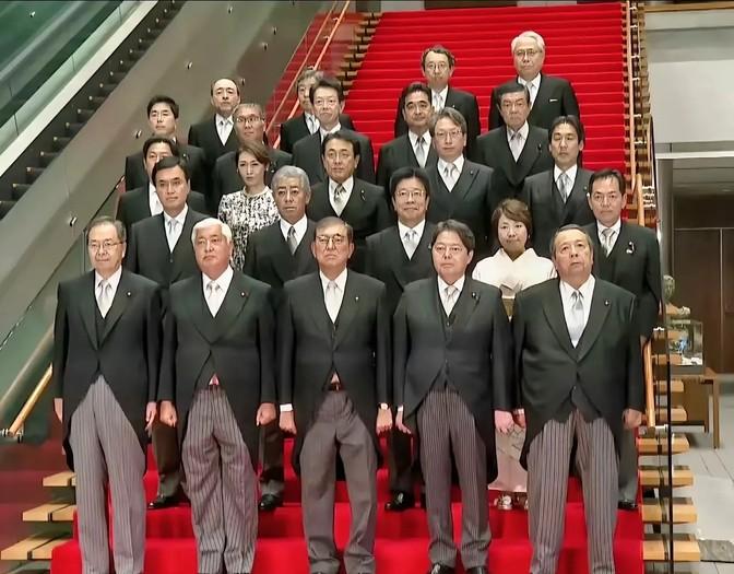 日本新内阁亮相，这一幕让人直呼看不懂——成员们长得一个比一个有特色，这是要上演“