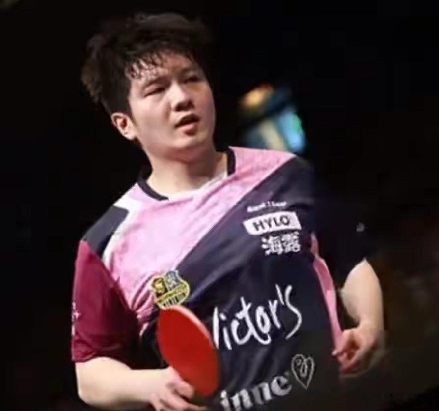 樊振东 霸气又可爱！樊振东碾压对手拿MVP，手捧奖杯自拍笑开花北京时间5月16日