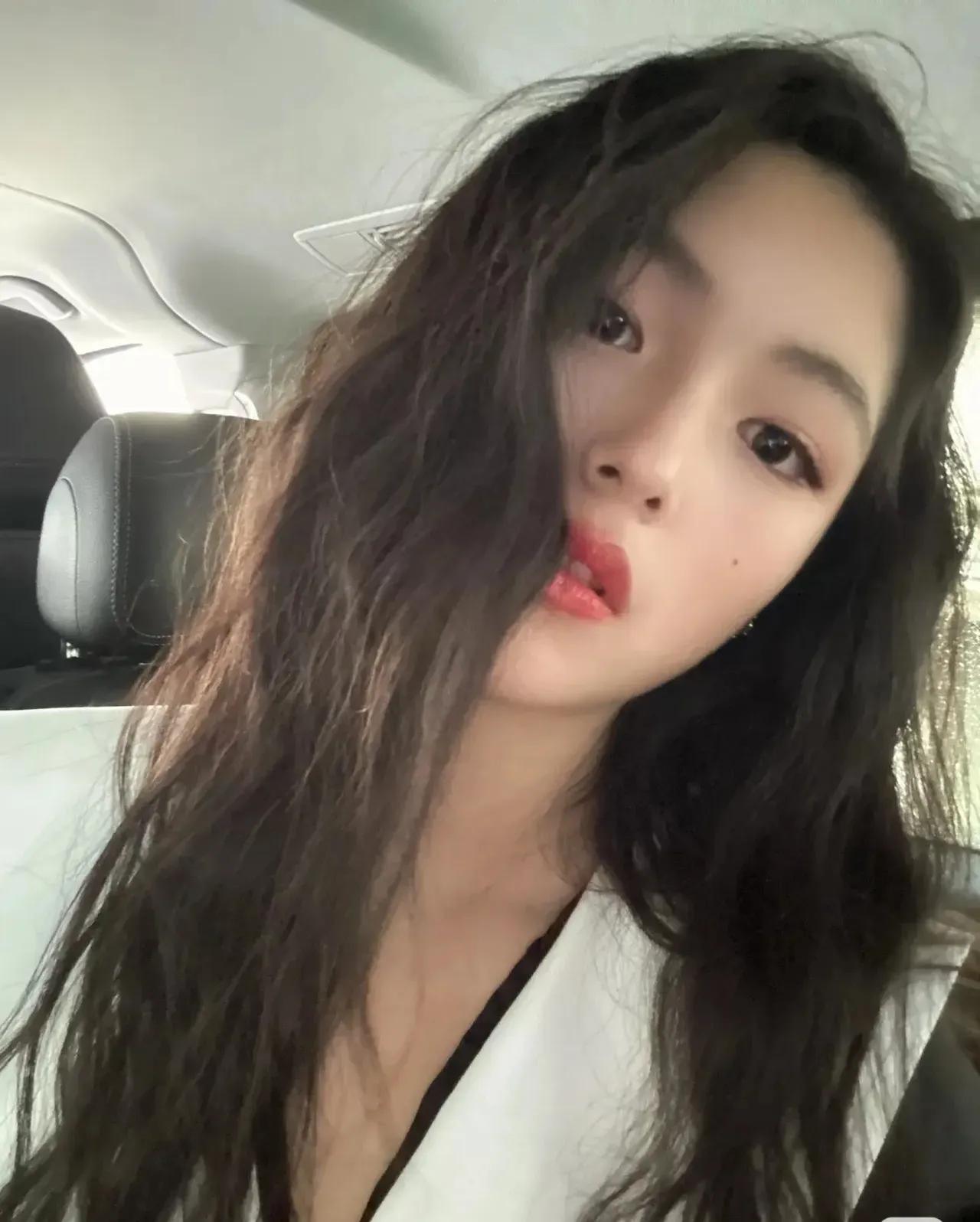 李湘女儿王诗龄晒自拍照，又变漂亮了，但是烫的大卷发造型，看起来有点显成熟了！