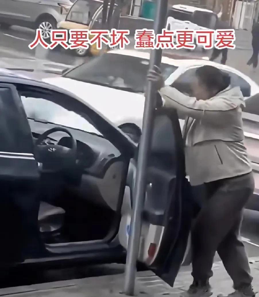 搞不懂，车牌字反着还能解释，可方向盘咋会在右边呢？和平时看到的车差别也太大了，实