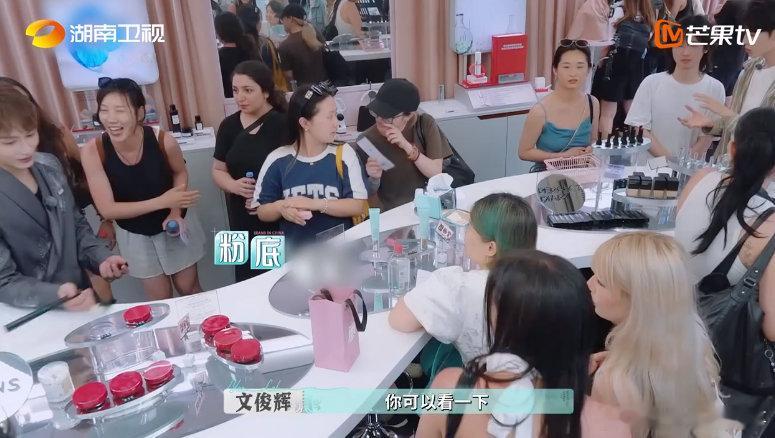 文俊辉卖货三语丝滑切换 巴黎合伙人名场面 巴黎合伙人 厉害咯哟！文俊辉在巴黎街头