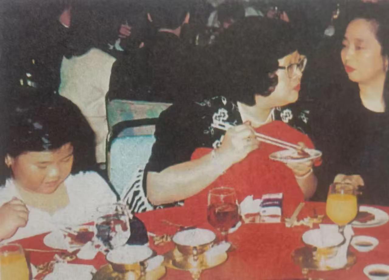 肥姐带着女儿郑欣宜吃酒席，与小凤姐攀谈……