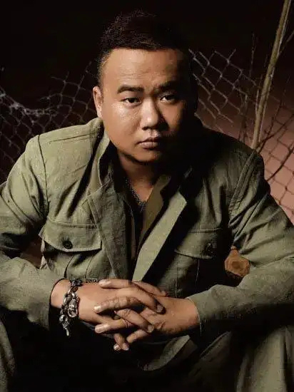 苟伟曾和张杰创作北斗星的爱歌手苟伟去世 2004年《我型我秀》舞台上，青涩的张杰