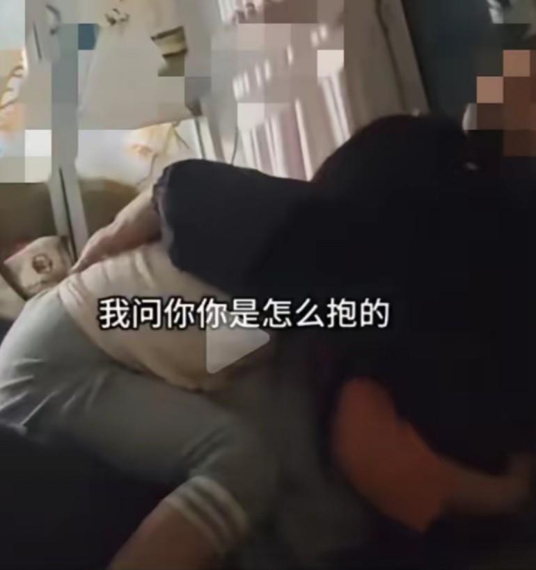 五岁女孩的母亲质问孩子爸爸，观察很久了，为什么频繁跟女儿有亲密接触？抱女儿的姿势
