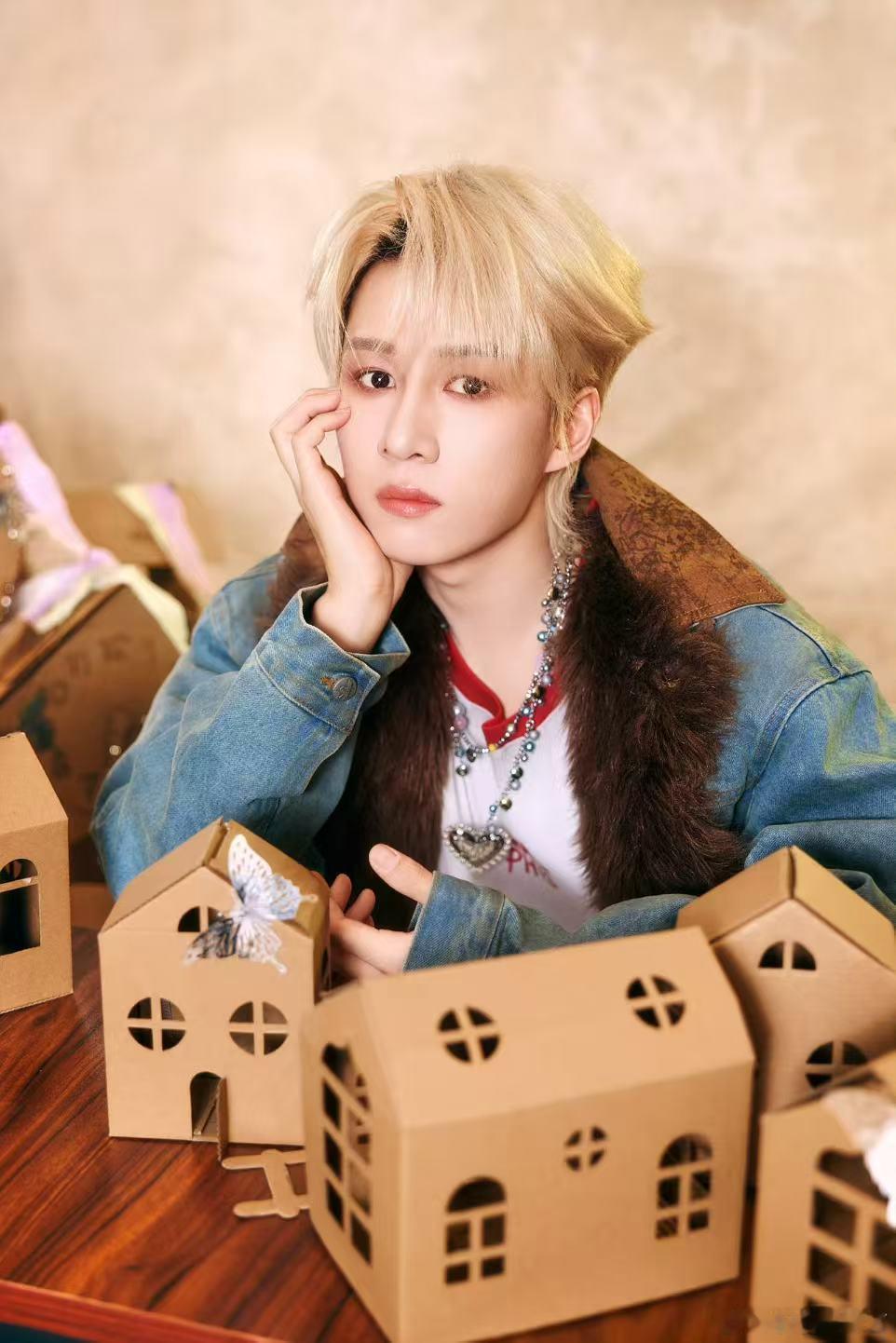 卓沅纸房子写真   卓沅纸房子写真真的太帅了呀，看到金发捧脸的照片，简直就是我的