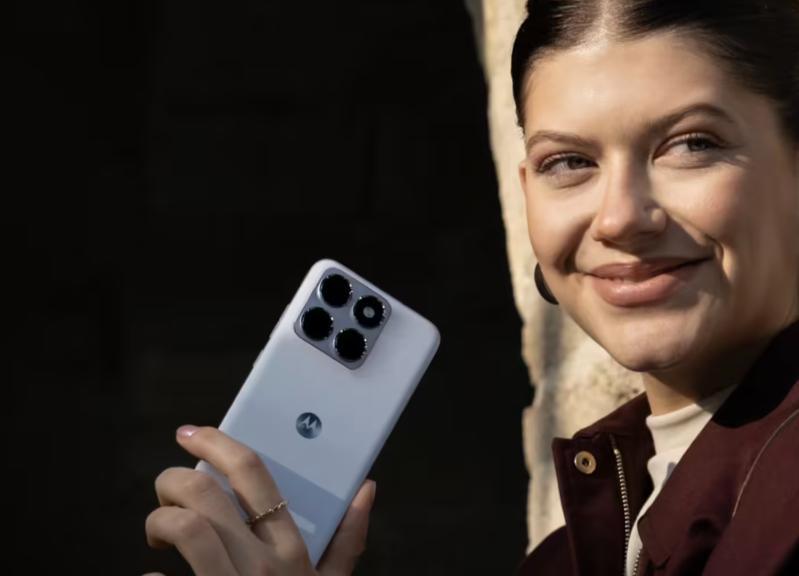 联想 moto Edge 70 Fusion 手机宣传海报曝光，这个颜色的看着很