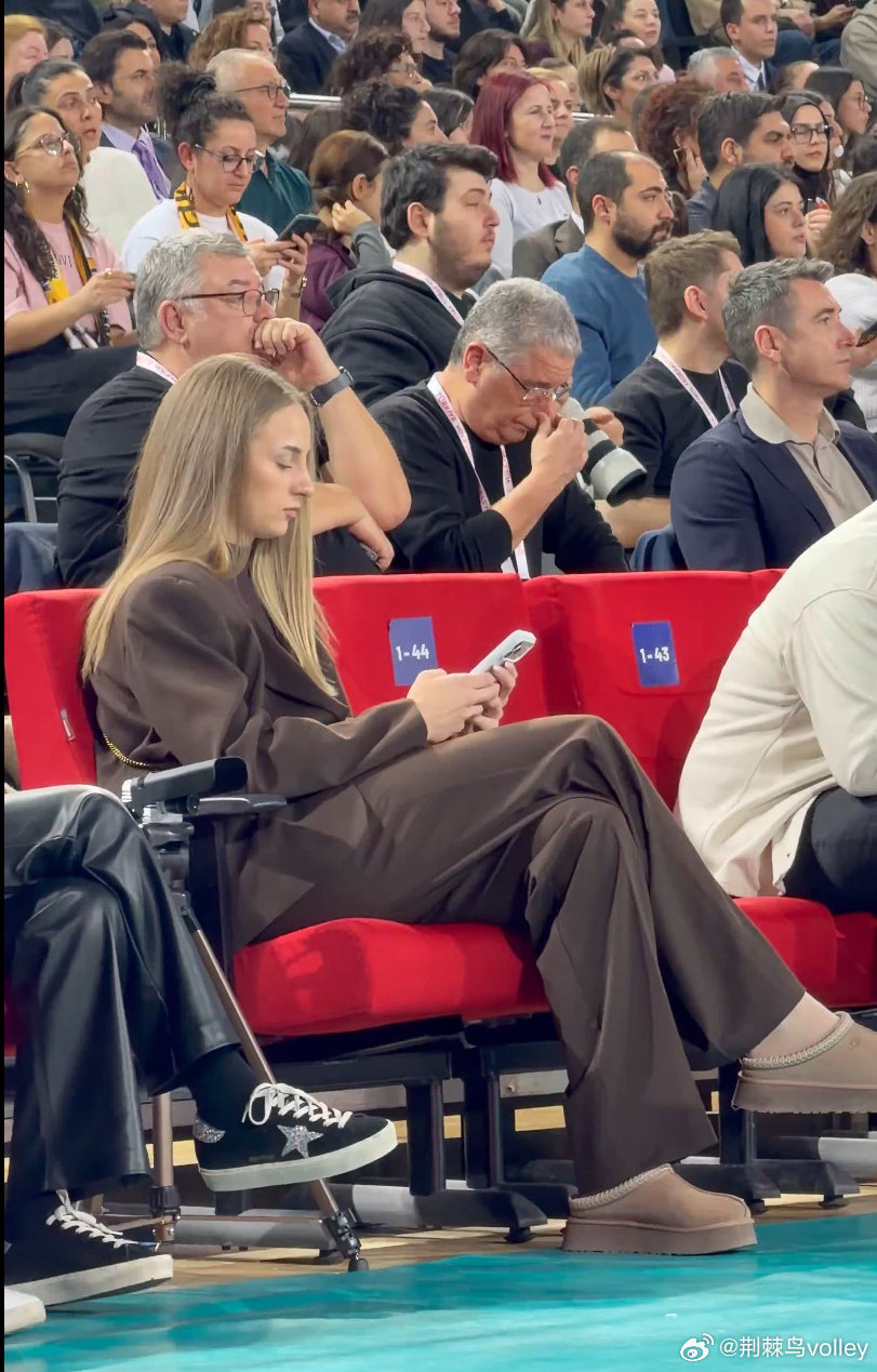 长发飘飘的美女，乌泽拉茨在观看瓦基弗银行和伊萨奇巴希的比赛。塞尔维亚真的好多美女