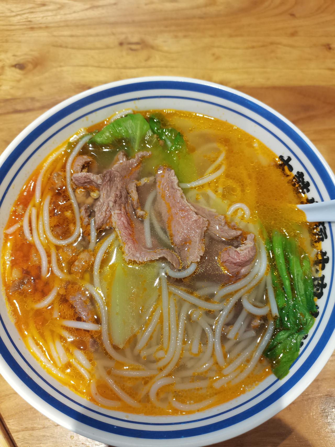 《七律～小吃的魅力》

福建鱼丸顾影仙，
谁施白水梦香全；
云南米线传情客，
我