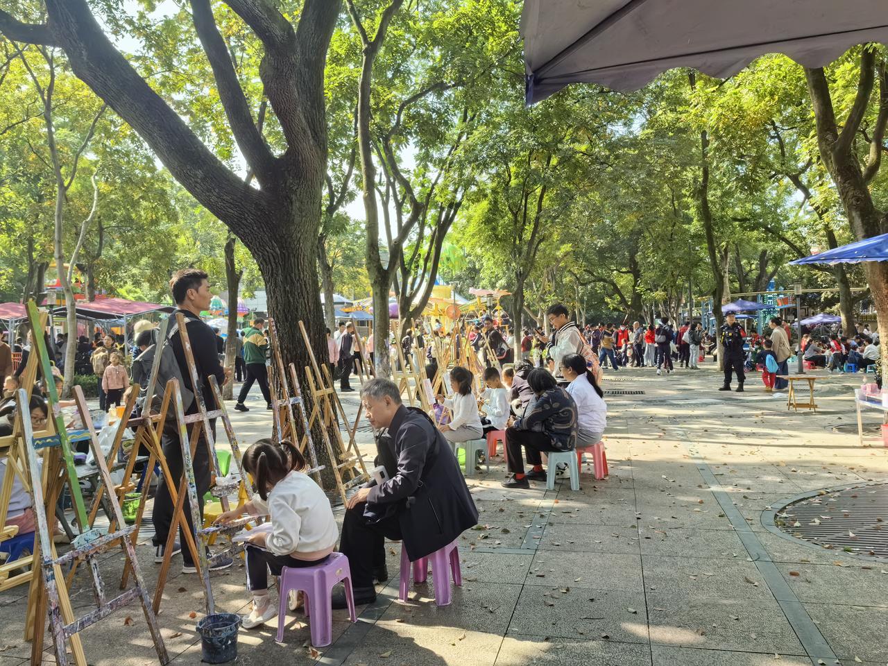 杭州青少年活动中心，排队的家长和孩子们。