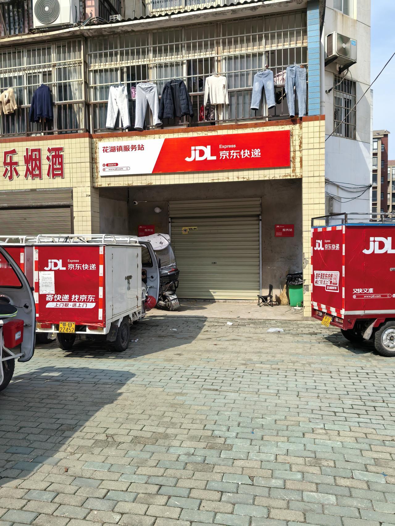 过年啦！天南地北的拜年方式各有特色。北方的村庄被白雪覆盖，红彤彤的灯笼格外亮眼。