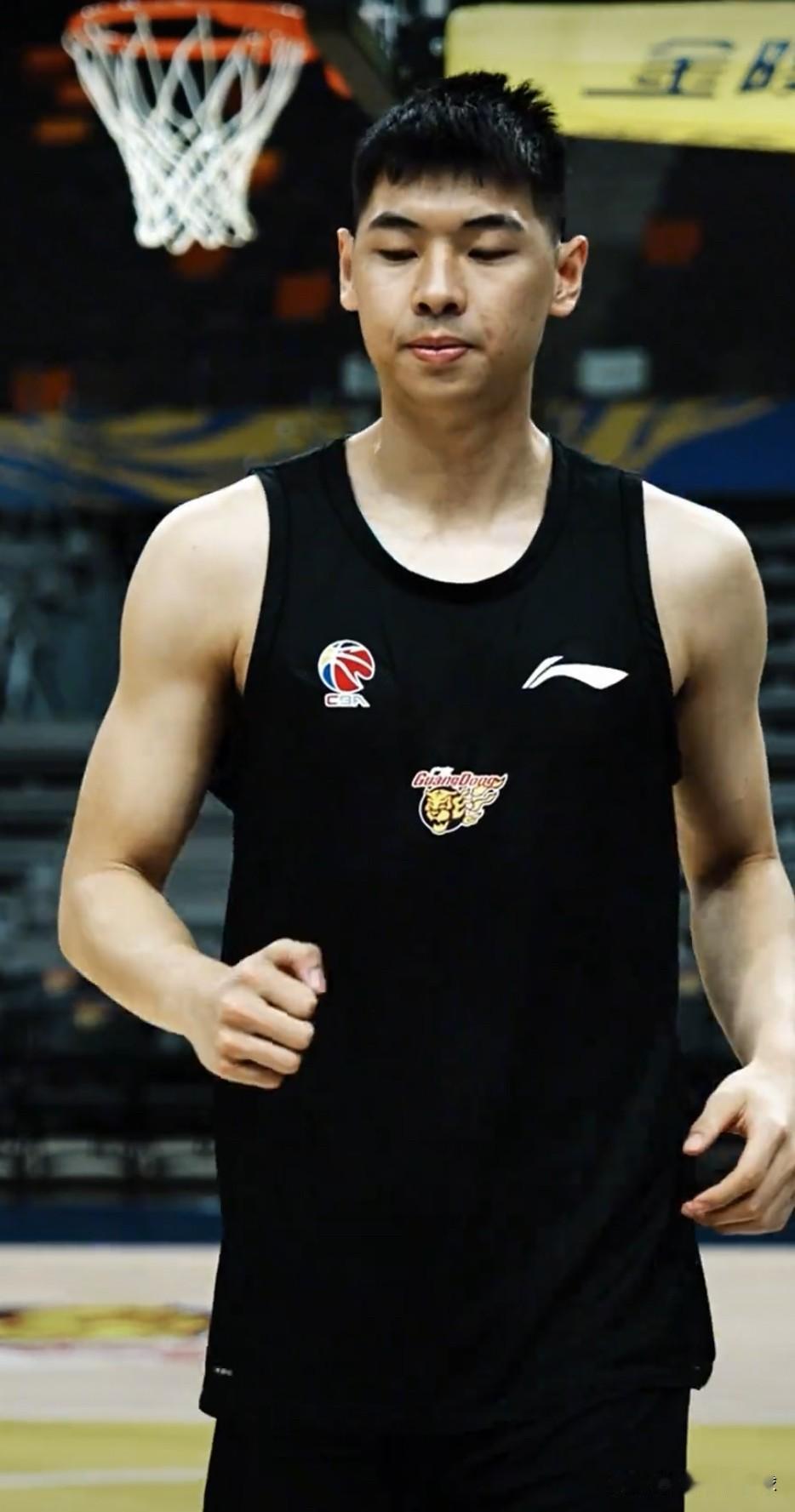 广东宏远今晚会变阵吗？
广东宏远今晚客场对战上海男篮，按照以往的首发阵容，今晚会