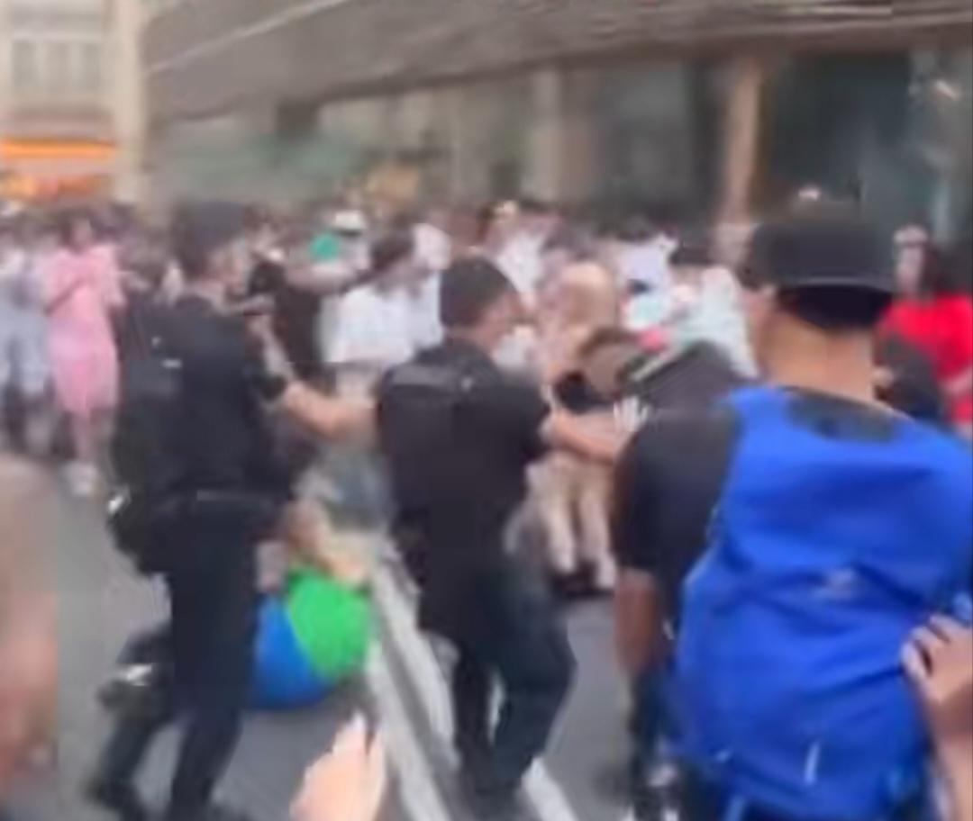 不管国内国外人多的地方一定不要凑上去，特别是国外甭管是大美丽还是法兰西。看看20