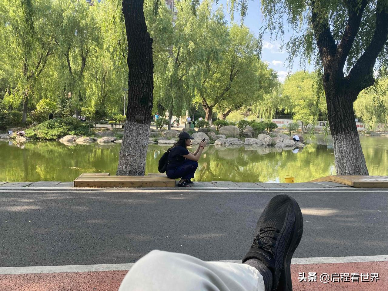 世界那么大，又这么小。
昨日此时在辽宁沈阳小南教堂前，喝着饮品，在相机“咔嚓”声
