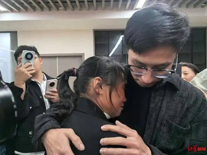 33年骨肉分离终相拥，亲情奇迹撼动人心
 4月7日，绵阳市公安局内上演催泪一幕，